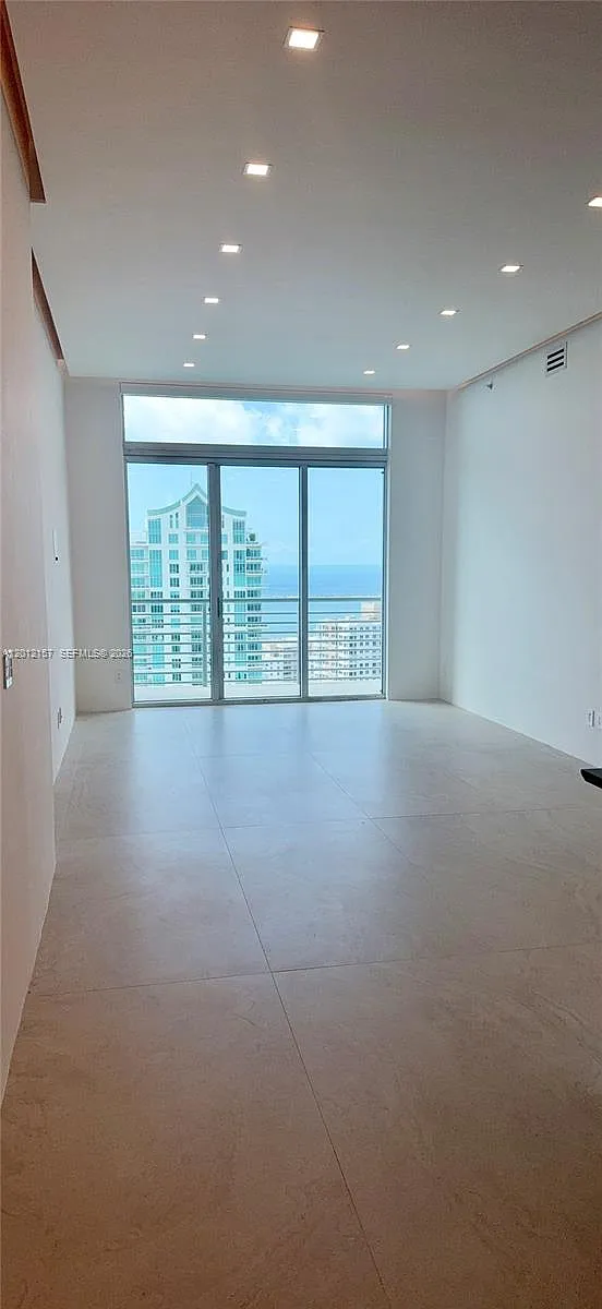 Building Photo - 335 Biscayne Blvd #UPH-01