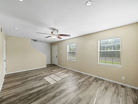 3rd image of 1916 Leslie Dr