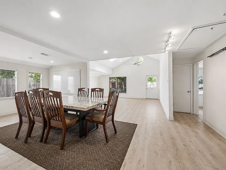905 Harvard St — Photo 12