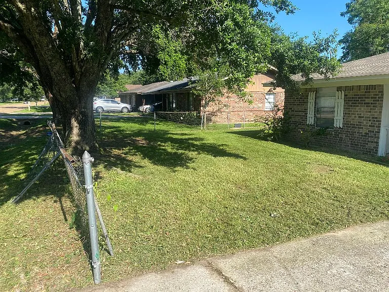 200 Eisenhower Dr — Photo 2