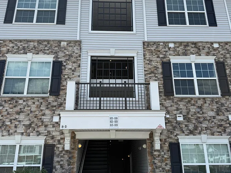 816 Stiller Ln #816 — Photo 2