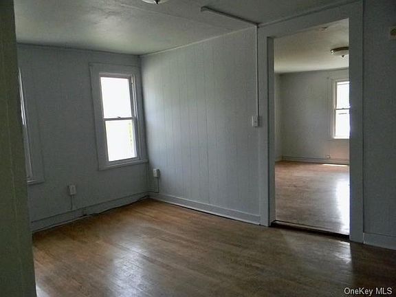 3rd image of 5 Putnam Ave