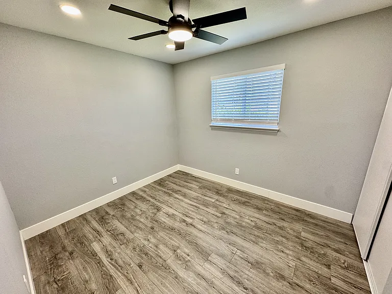 10426 Reymouth Ave — Photo 9