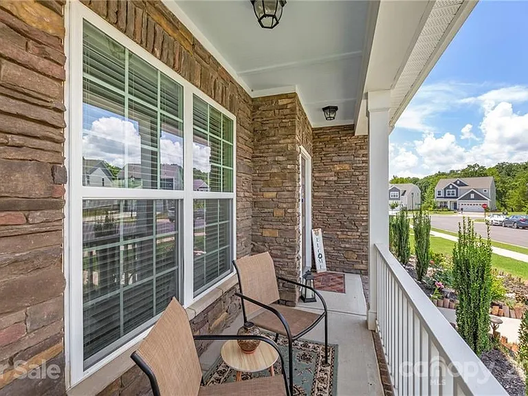 4020 Whittier Ln — Photo 2