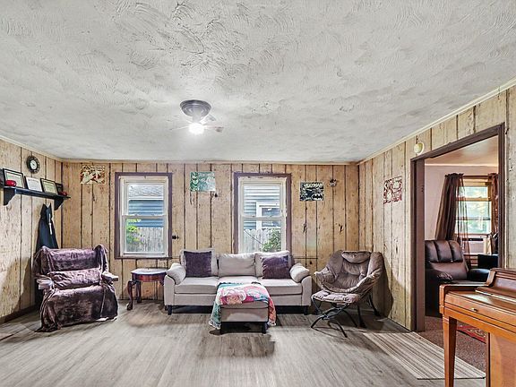 3rd image of 627 Donnelly St