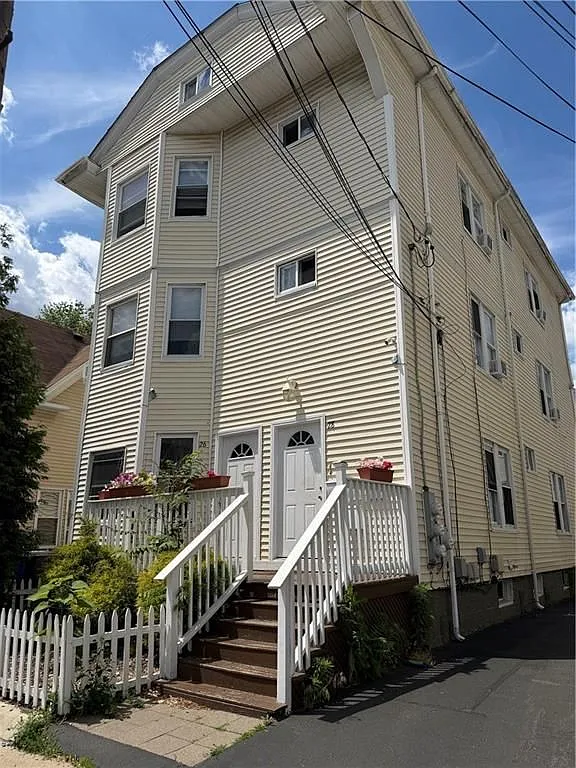 3 bed, 1.0 bath, 1100 sqft, $2,200 — Photo 1