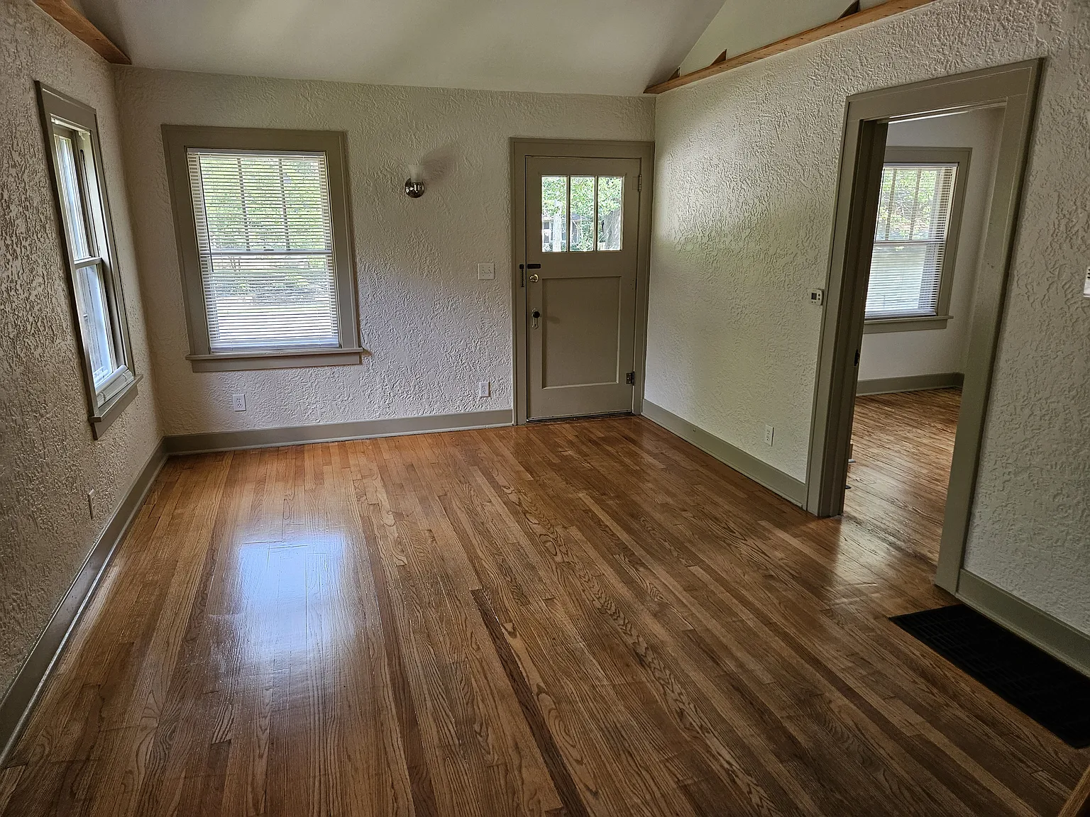 2 bed, 1000 sqft, $2,400 — Photo 2
