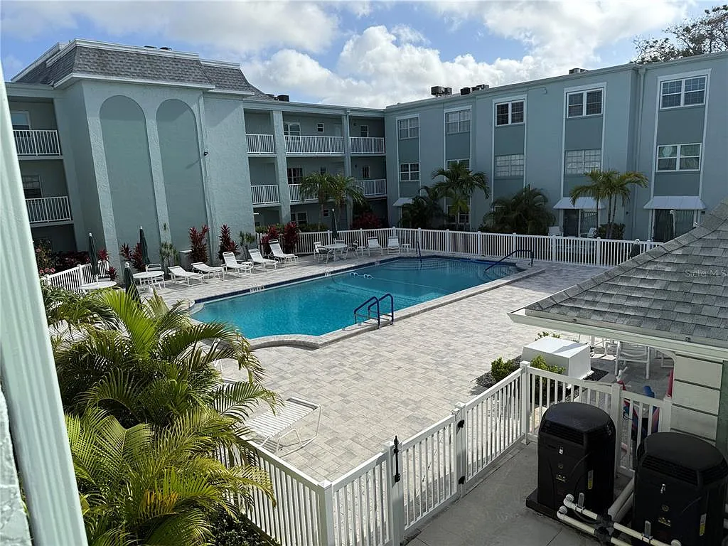 1 bed, 1.0 bath, 872 sqft, $1,700 — Photo 2