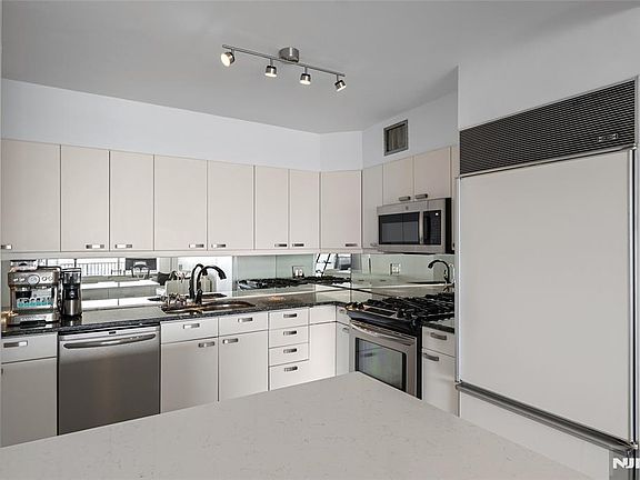 5th image of 6 Horizon Rd APT 1605
