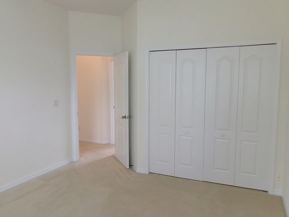 4th image of 10 E Bourne Ln
