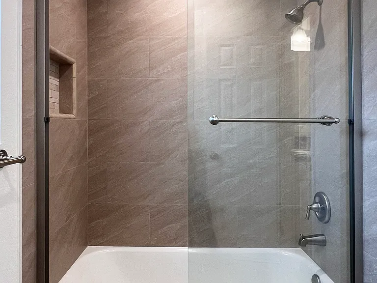 Chez Paree Apartments — Photo 13
