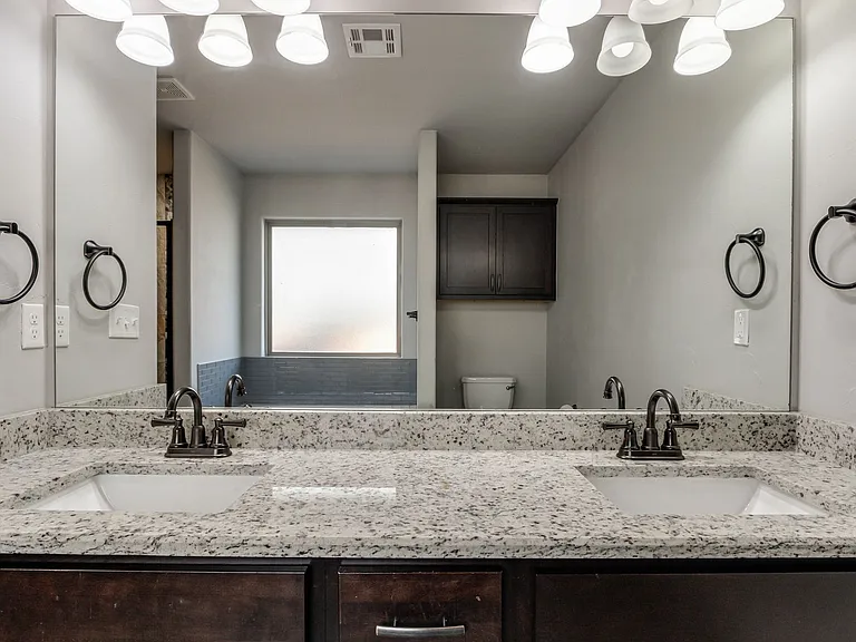 6133 Oxnard St — Photo 27