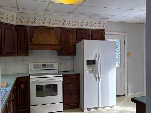 3rd image of 157 E 11th St