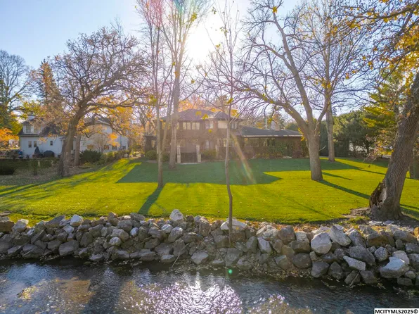 125 N Crescent Dr, Mason City, IA 50401