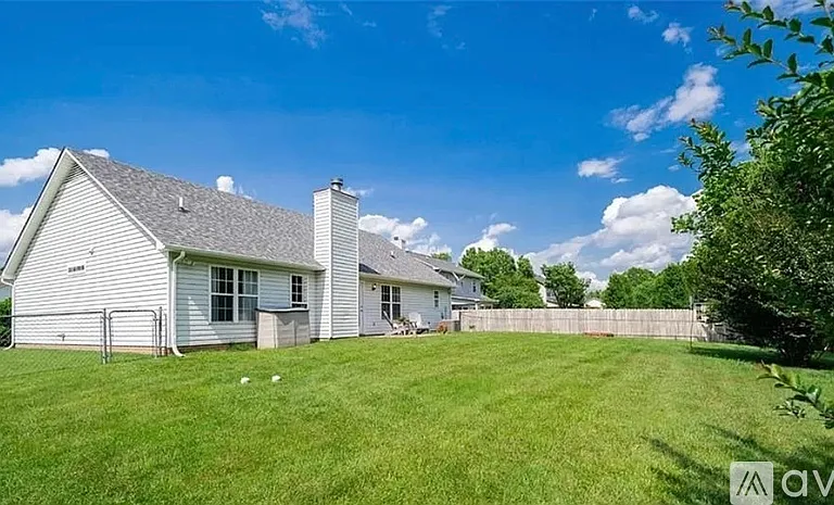 1026 Thorncrest Dr — Photo 2