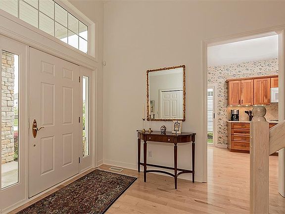3rd image of 432 Glengary Cir