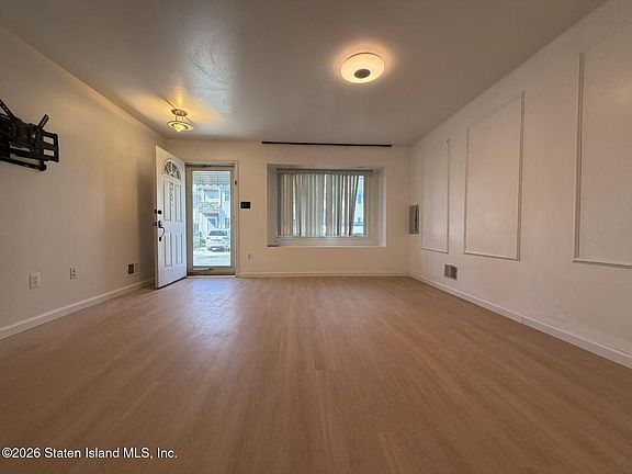5th image of 35 Hirsch Ln