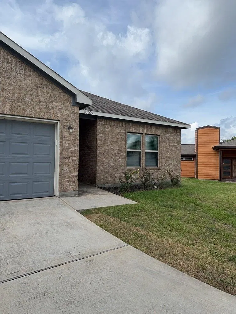3 bed, 2.5 bath, 1718 sqft, $1,900 — Photo 1