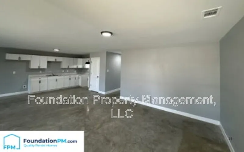 5 bed, 2.5 bath, 1800 sqft, $1,800 — Photo 4