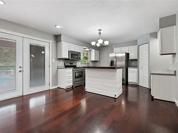 5th image of 133 Woodbine Dr