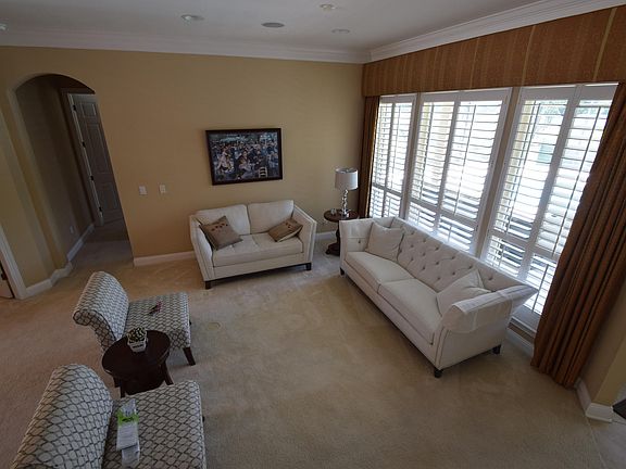 4th image of 704 E Dorchester Dr