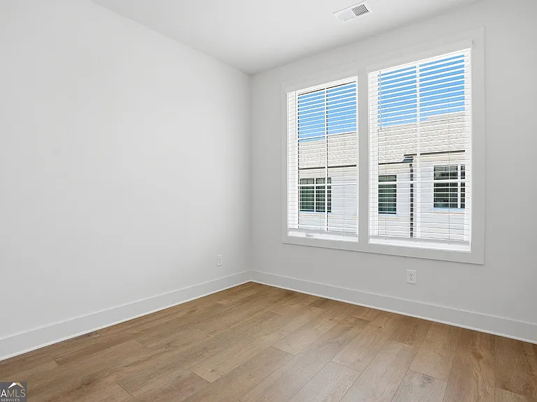 2597 Mackintosh — Photo 21