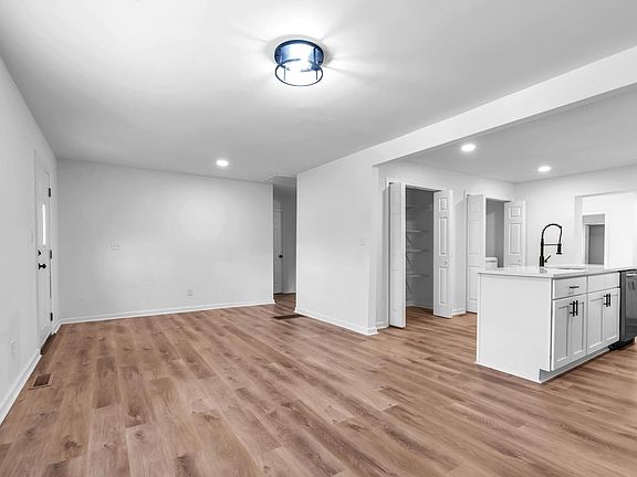 2nd image of 4 Easy St