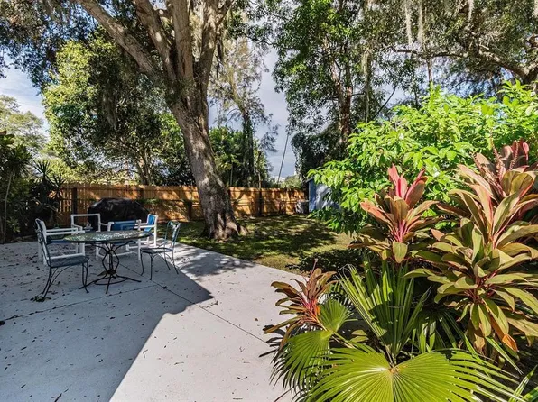 2211 NOVUS STREET, SARASOTA, FL 34237