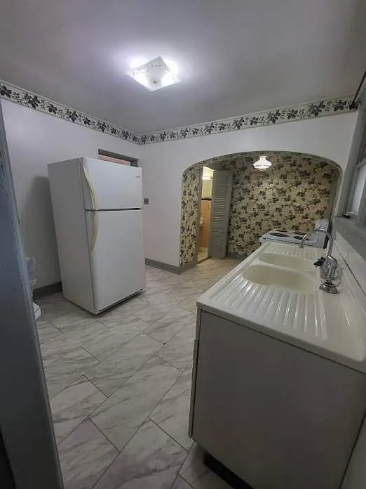 Kitchen - 215 Center St