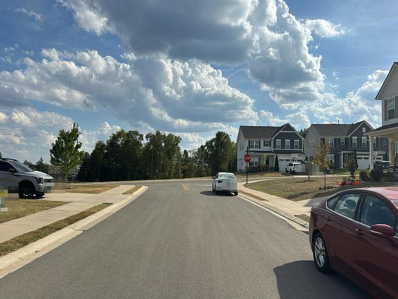 4th image of 834 Raintree Dr