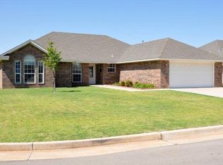 501 N Peacock Cir, Altus, OK 73521