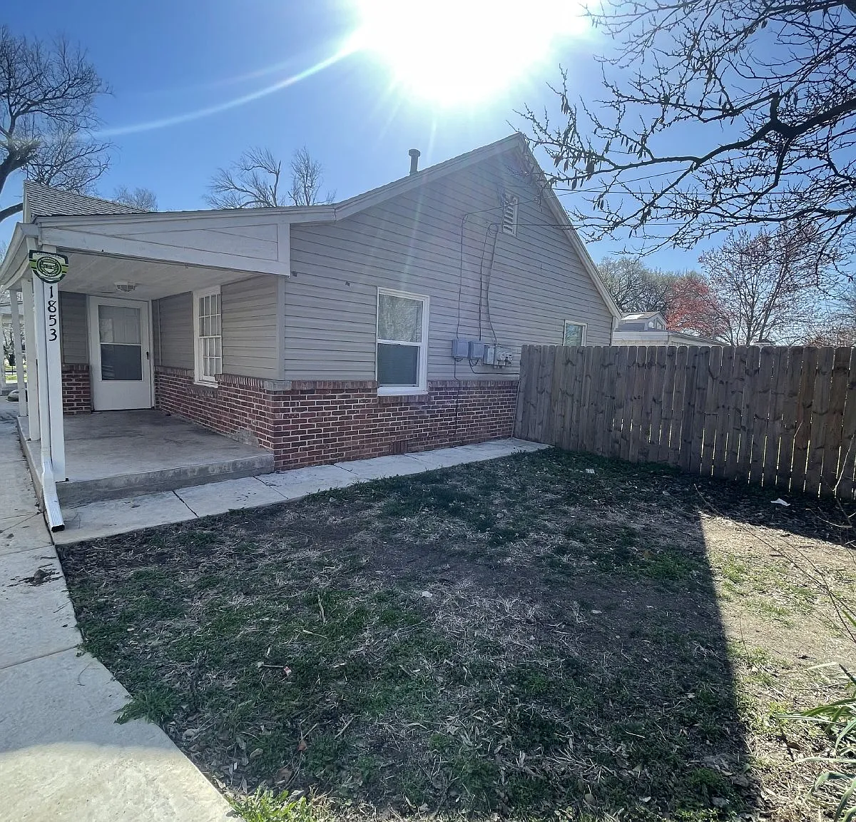 2 bed, 1.0 bath, 927 sqft, $850 — Photo 1