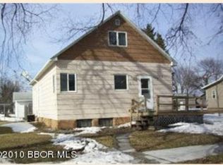209 6th St, Hallock, MN 56728
