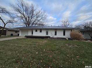 910 N Church St, Roanoke, IL