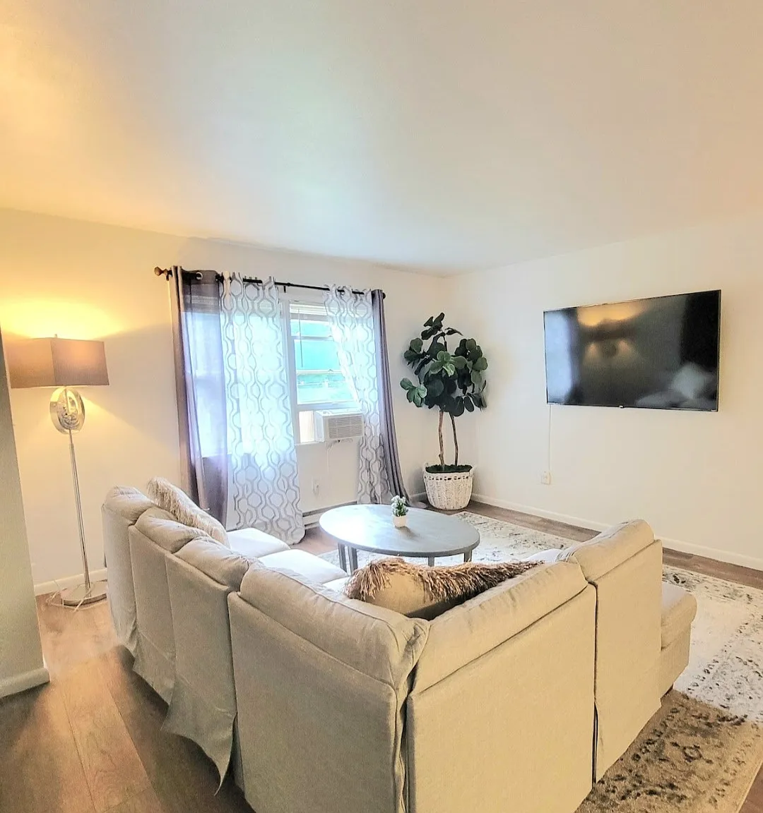 2 bed, 1000 sqft, $1,300 — Photo 2