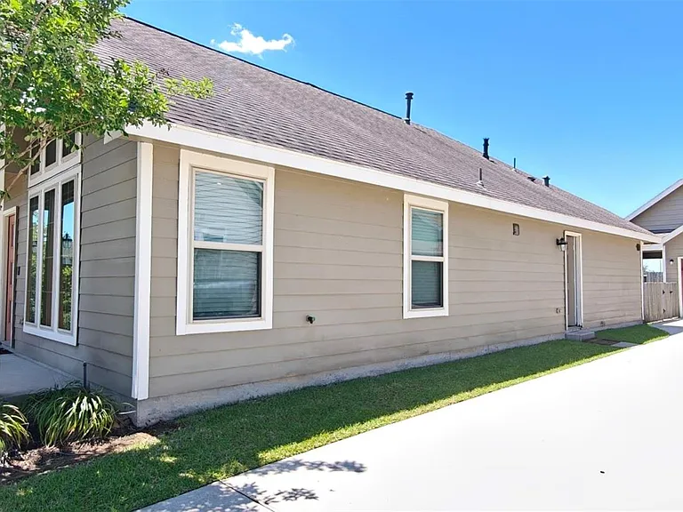 15715 Crosby Hall Dr — Photo 8