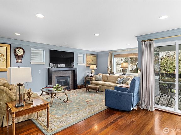 4th image of 3414 33rd Avenue SW