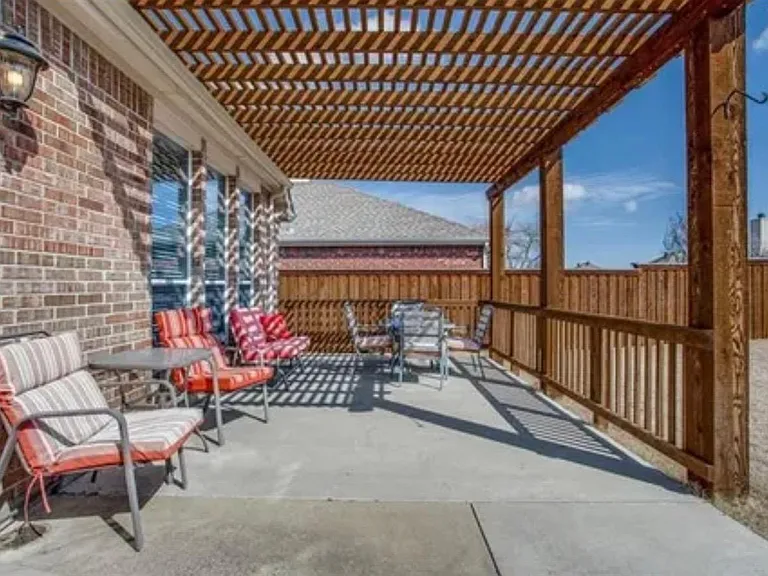 902 Rockton Dr — Photo 3