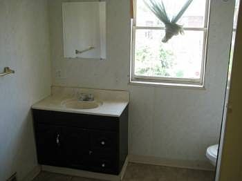 3rd image of 819 Rosswell Ave