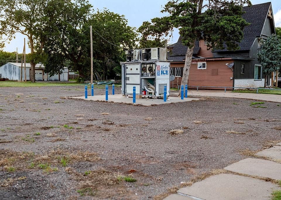 2nd image of 701 W 3rd St Lot 1-3