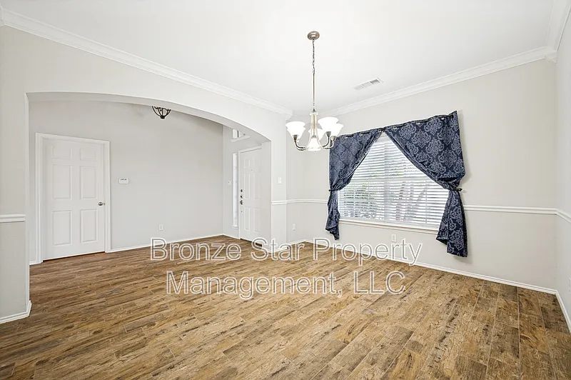 5 bed, 3.5 bath, 3067 sqft, $2,800 — Photo 2