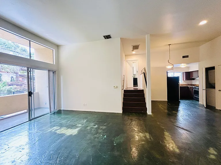 2339 Hyperion Apartments — Photo 3