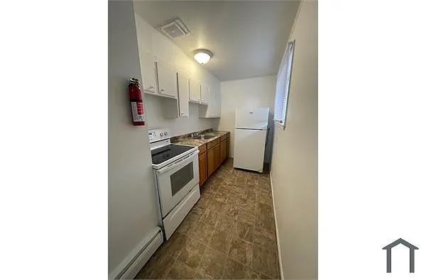 83 Harvey Pl photo 1