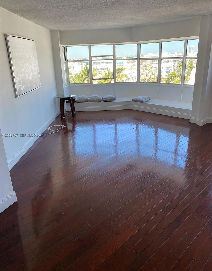 Octagon Towers I Condo — Photo 1