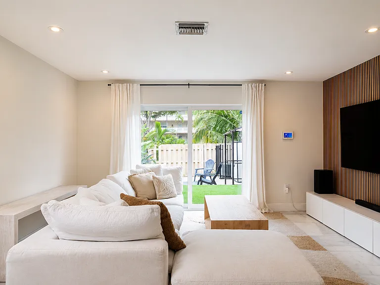 450 SE 7th St #232 — Photo 1