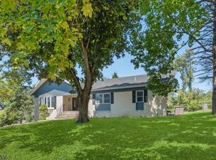 2 Rossi Dr, Clinton, NJ 08809