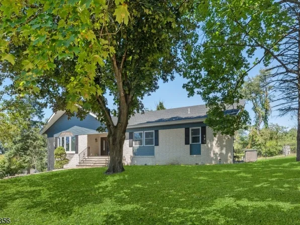 2 Rossi Dr, Clinton, NJ 08809