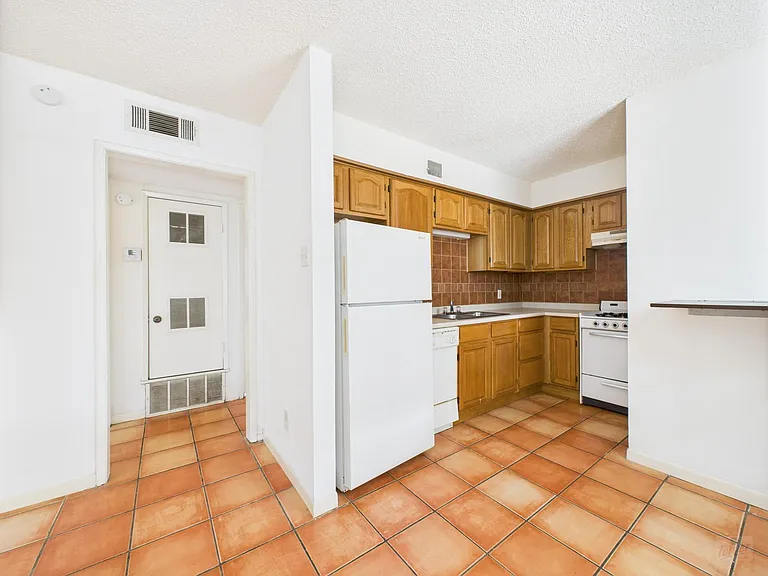 803 W 28th St #107 — Photo 7