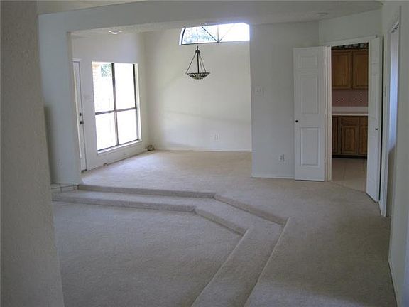 4th image of 4006 Bradley Ln