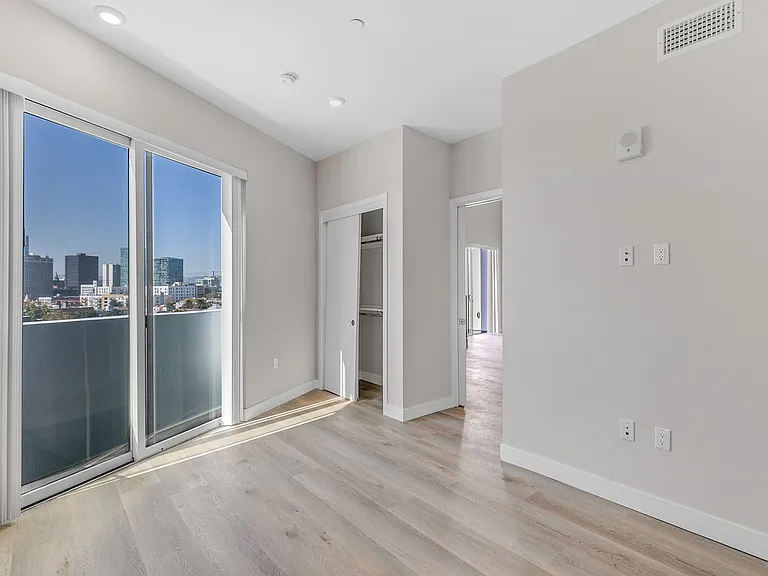 825 Coronado-Building — Photo 39